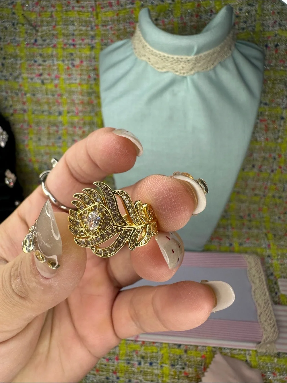 N/A elegant gold